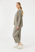 Load image into Gallery viewer, Studio Traveller L/S T Shirt Olive