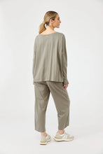 Load image into Gallery viewer, Studio Traveller L/S T Shirt Olive