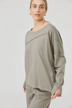 Load image into Gallery viewer, Studio Traveller L/S T Shirt Olive