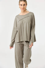 Load image into Gallery viewer, Studio Traveller L/S T Shirt Olive