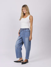 Load image into Gallery viewer, Leo Barrel Jeans