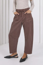 Load image into Gallery viewer, Leo Barrel Jeans Chocolate