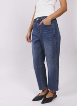 Load image into Gallery viewer, Toni Barrel Jeans
