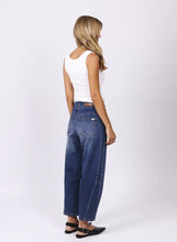 Load image into Gallery viewer, Toni Barrel Jeans