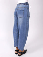 Load image into Gallery viewer, Leo Barrel Jeans
