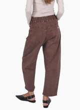 Load image into Gallery viewer, Leo Barrel Jeans Chocolate
