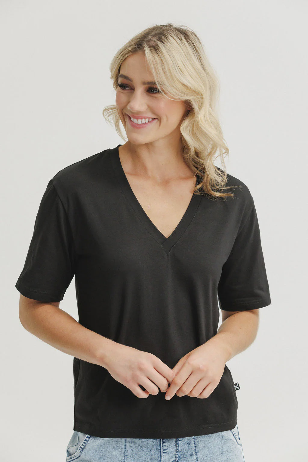 Homelee V Neck Tee Black